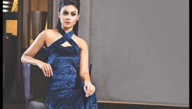 Velvet Dreams Drape Your Ankle in the Opulence of VelvetΜια αισθητηριακή ανακάλυψη του πολυτελούς υφάσματος που επιστρέφει αυτή τη σεζόν. 5 Velvet Dreams: Drape Your Ankle in the Pulence of Velvet