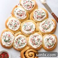 This cinnamon roll christmas tree is perfect for the holidays!